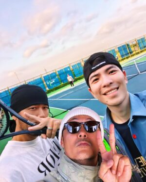 Jam Hsiao Instagram - 天氣真好 
打球真開心
@jaychou 打的真好！等我回來再戰💪🏻
謝謝 @lok666 經常請我們打球🤣🥎
今天走太早沒跟你拍到照
幫你p上去了 
大家喜歡哪張p圖
回家時經過籃球場 還是受不了 跟薇閣的同學打了場籃球🏀
#tennis
#basketball 
#薇閣中學
