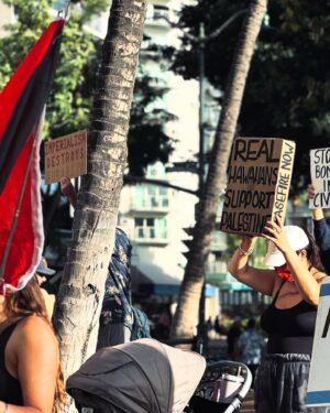 Jamaica Heolimeleikalani Osorio Instagram - In our thousands, in our millions… 

Free Palestine ❤️🍉🇵🇸.

Mahalo to @hawaiiforpalestine for gathering us together to show our kāko’o to our Palestinian ‘ohana ❤️