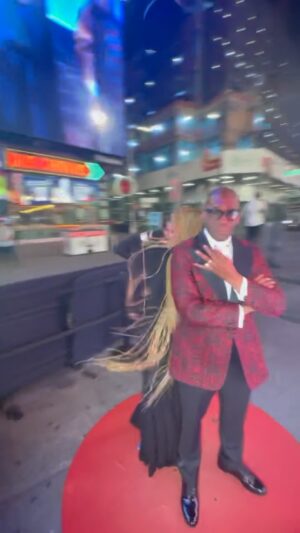 Jamal Bryant Instagram - Took my girl @mzkarribaby to #nyc and she shut down the town . I didn’t think time square could light up any brighter but she shut it down. #blacklove #kappas #aka #flakelegacy
