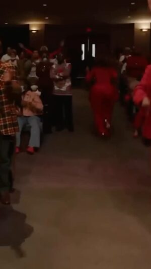 Jamal Bryant Instagram - Get somebody who ain’t gonna just watch but will worship . @mzkarribaby is a runner 🏃‍♂️ she’s a track star! lol…. Meet us @newbirthmbc tonight 730pmEST where our guest will be @tjmcbrideministries . The Olympics are gonna be in #atlanta tonight lol ….we going for the glory!