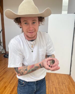 James Ford Instagram - A bird flew into the shop today and I happened to be wearing a cowboy hat, union made in USA tee shirt and Levi 501s for the rescue mission.  This is my Super Bowl 🙏🏻👨🏻🤠