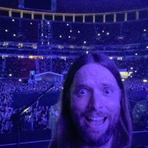 James Valentine Instagram - Brasília!  Peguei meu telefone no palco para capturar o momento. (Infelizmente, @bootswallace foi para casa, não mais suas belas fotos). Adoro o primeiro momento da noite em que as luzes se apagam e ouvimos a expectativa do público.  Faz isso há muitos anos, mas esse sentimento nunca envelhece.  Você nos fez sentir incrível ontem à noite em sua bela cidade.  Recife é o próximo! (Translation by google) Additional photo by Guitar Tech Mike Buffa...