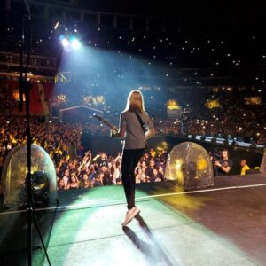 James Valentine Instagram - Brasília!  Peguei meu telefone no palco para capturar o momento. (Infelizmente, @bootswallace foi para casa, não mais suas belas fotos). Adoro o primeiro momento da noite em que as luzes se apagam e ouvimos a expectativa do público.  Faz isso há muitos anos, mas esse sentimento nunca envelhece.  Você nos fez sentir incrível ontem à noite em sua bela cidade.  Recife é o próximo! (Translation by google) Additional photo by Guitar Tech Mike Buffa...