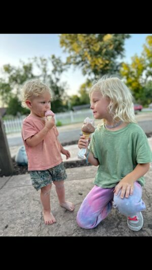 James Van Der Beek Instagram - I had to sing for my supper.  My wife @vanderkimberly made made our kids perform for their dessert 😂

#icecream #vacation #kids #parenting