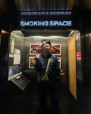 Jamie Hewlett Instagram - Finally a place to smoke in Osaka 🇯🇵❤️