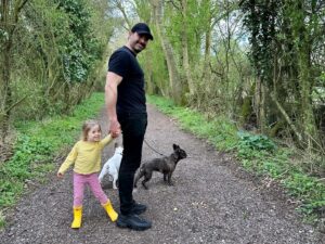 Jamie Jewitt Instagram - Weekend walks yesterday 💛💕🍃 (it’s always Daddy and Nell in t-shirts and Mummy and Nora in coats and hats 🤣)! Came home feeling very lucky with a pocketful of rocks, a big stick, two very happy girls and two very happy dogs ☺️🥰