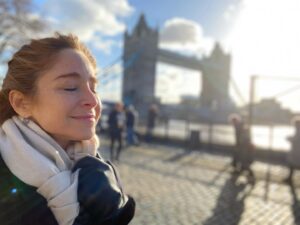 Jamie Luner Instagram - Basking in a moment of gratitude☺️…. sending out  Love 🥰 💕... Can you feel it ?…#londonbridge #gratitude #love #moment #yes