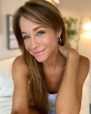Jamie Luner Instagram - Perspective Lanes🌸. There’s many ways to look at any given situation. The same moment can look and feel very different depending on how you see it.  Wayne Dyer said “ change the way you look at things, the things you look at will change”. You may not be able to change the situation,  but you can always change your perspective. How do you want to move through it? Choose a lane…perhaps one that’s feels the best.  I choose to see the positive perspective.  Turns each moment into a gift.  It’s a practice … and well worth it!. 🌸💛🌸
.
.
.
.
#worthit #practice #perspective #gift #choose #waynedyer #jamieluner #actress #producer #happy #positive #thoughtful