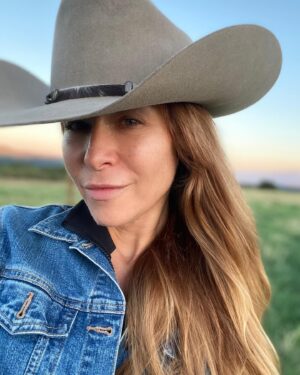 Jamie Luner Instagram - .... jus’ say’n Hi 😉 #nomakeup #nature #cowboyhat #film #producer #actress #redhead