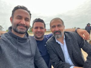 Jamshid Mahmoudi Instagram - هادیِ عزیز، حتما که تو هم برای من و نوید عینِ خانواده می‌مونی

ما به تو به چشم یه برادر بزرگتر نگاه می‌کنیم
صاف و صادقی، و قلبت طلاست
#هادی_حجازی_فر