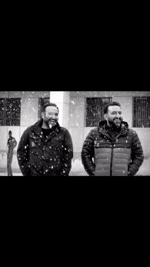 Jamshid Mahmoudi Instagram - پوست شیر سخت ترین و بزرگترین کار ‌ما بود
خدارو شکر که به تایید شما ازش سربلند بیرون اومدیم و به دل‌‌تون نشست

اینکه پوست شیر ادامه داره یا نه رو نمی‌دونم
اما اینکه این برادری تا ابد پایدار می‌مونه رو بهش یقین دارم
آقا نوید تو باش
تا دنیا اونی بشه که می‌خوام
بَیَدَر جان
#پوست_شیر 
#نوید_محمودی #جمشید_محمودی #برادران_محمودی