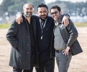 Jamshid Mahmoudi Instagram - با شهاب حسینی و هادی حجازی فر
قلب‌تون قلب پرنده 🕊️🕊️
عکس از @fattah.zinouri 
#پوست_شیر 
با شما پوست انداختم، رشد کردم و خیلی بزرگ شدم. دم‌تون گرم
#شهاب_حسینی 
#هادی_حجازی_فر #برادران_محمودی #جمشید_محمودی #نوید_محمودی 
@sevenskies.co