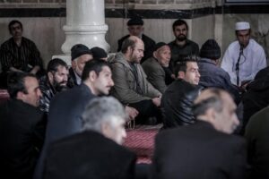 Jamshid Mahmoudi Instagram - شکستن همزمان بیست استخوان با نام بین المللی رونا مادر عظیم هم اکنون در شبکه نمایش خانگی و پخش آنلاین.  عکس از فتاح ذی‌نوری @fattah.zinouri