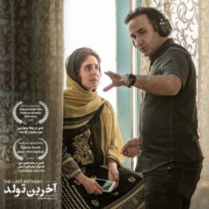 Jamshid Mahmoudi Instagram - آخرین تولد در جشنواره گوا

پنجاه و چهارمین جشنواره فیلم گوا هند  میزبان «آخرین تولد» ساخته نوید محمودی شد. 
به گزارش روابط عمومی فیلم، آخرین تولد به تهیه کنندگی و کارگردانی نوید محمودی به بخش سینمای جهان پنجاه وچهارمین دوره جشنواره گوا هند راه پیدا کرد.
این جشنواره بین المللی از معتبرترین جشنواره های جهان است که امسال از ۲۰ تا ۲۸ نوامبر (۱۳ تا ۲۱ آذر) در شهر ساحلی گوا برگزار می شود.
«آخرین تولد» روایتی است از عشق ثریا و فهیم؛ عشقی که سایه جنگ بر سرش آوار شده است، غزلی است عاشقانه در دل بحران ..
در فیلم «آخرین تولد» الناز شاکردوست، پدرام شریفی، شیدا خلیق، آرمین رحیمیان، سوگل خلیق، نیلوفر کوخانی و رضا بهبودی به ایفای نقش می‌پردازند.
پخش بین المللی «آخرین تولد» که تا کنون بیش از چهار میلیارد تومان در سینماهای ایران فروش داشته است بر عهده «مینروا فیلم » با مدیریت الهه گودرزی است.
نوید محمودی پیش از این فیلم‌های «رفتن»، «هفت و نیم» و «مردن در آب مطهر» را کارگردانی کرده بود و تهیه‌کنندگی فیلم‌های «چند متر مکعب عشق»، «شکستن همزمان بیست استخوان» و سریال نمایش خانگی «پوست شیر» را برعهده داشته است.