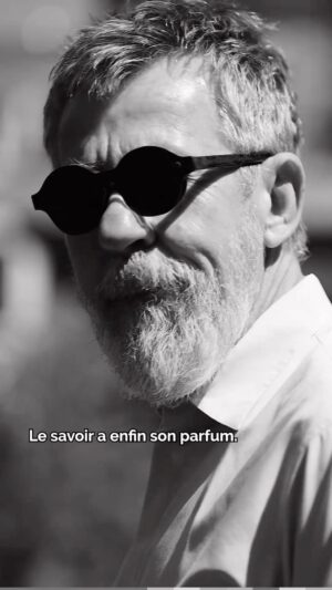 Jamy Gourmaud Instagram - Érudit by Épicurieux... Un pschit de savoir ! Alors, seriez-vous prêts à vous le procurer ? 😅 Rendez-vous sur YouTube pour découvrir notre vidéo sur le parfum 🌷 
. 
. 
. 
#Epicurieux #Jamy #vulgarisation #culturegénérale #parfum