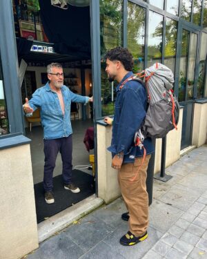 Jamy Gourmaud Instagram - Et oui JAMY tu devineras jamais ou je suis ?! 
Aujourd’hui @jamygourmaud m’a invité chez lui et dans son atelier pour discuter d’un PROJET commun… 
C’est fou, car ceux qui me suivent depuis le début savent comment je l’imitais dans la rue et dans le monde entier 
Une vraie inspiration 
6 ans plus tard nos routes se sont sont enfin croisées .. 💫

#jamy #Etouijamy 
#cestpassorcier #epicurieux #lemondedejamy