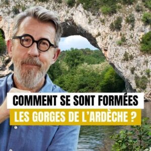Jamy Gourmaud Instagram - Sans l'intervention humaine, la nature se sculpte de la plus belle des façons ! Entre deux coups de pagaie, @jamygourmaud vous explique comment se sont formées les Gorges de l'Ardèche 🤓🛶
.
.
.
@destination_juniors #Epicurieux #Jamy #vulgarisation #culturegénérale #auvergne #ardeche #gorgesdelardeche #destinationjuniors #renaitreici #myauvergnerhonealpes