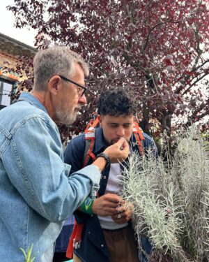 Jamy Gourmaud Instagram - Et oui JAMY tu devineras jamais ou je suis ?! 
Aujourd’hui @jamygourmaud m’a invité chez lui et dans son atelier pour discuter d’un PROJET commun… 
C’est fou, car ceux qui me suivent depuis le début savent comment je l’imitais dans la rue et dans le monde entier 
Une vraie inspiration 
6 ans plus tard nos routes se sont sont enfin croisées .. 💫

#jamy #Etouijamy 
#cestpassorcier #epicurieux #lemondedejamy