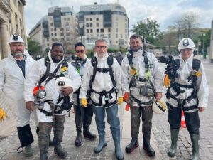 Jamy Gourmaud Instagram - 👻 🚫 En mode Ghostbusters pour chasser les fuites des égouts de Paris 🚰
 
Pour les détecter, @eaudeparis a développé une arme infaillible : les capteurs acoustiques 🔈 Il y en a plus de 3000 sur l’ensemble du réseau parisien. Une technologie de pointe qui participe à la diminution du gaspillage de l’eau !
 
Ne ratez pas le prochain Monde de Jamy : « Sécheresse, canicules : allons-nous manquer d'eau cet été ? », mercredi 14 juin à 21h10 sur @France3 💦
 
#EauDeParis #LeMondeDeJamy #JamyGourmaud #Sciences #Savoir #Ghostbusters