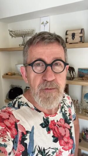 Jamy Gourmaud Instagram - Posez vos questions à @jamygourmaud, il y répondra dans notre prochaine vidéo FAQ ! 🤓 
. 
. 
. 
#Epicurieux #Jamy #vulgarisation #culturegénérale #FAQ