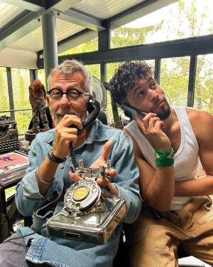 Jamy Gourmaud Instagram - Et oui JAMY tu devineras jamais ou je suis ?! 
Aujourd’hui @jamygourmaud m’a invité chez lui et dans son atelier pour discuter d’un PROJET commun… 
C’est fou, car ceux qui me suivent depuis le début savent comment je l’imitais dans la rue et dans le monde entier 
Une vraie inspiration 
6 ans plus tard nos routes se sont sont enfin croisées .. 💫

#jamy #Etouijamy 
#cestpassorcier #epicurieux #lemondedejamy