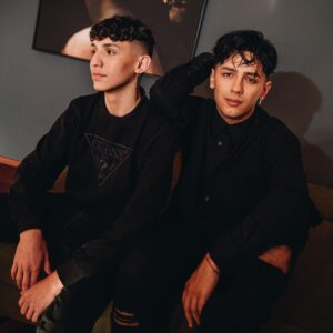 Jan Bendig Instagram - Čekání končí a už dnes v 18:00 vychází na Youtube třetí díl našeho seriálu RIVIÉRA! 😍 Tentokrát se společně s mým seriálovým bráchou @demeterr_l ocitneme v situaci kdy nás bude někdo vydírat a budeme muset ublížit člověku, kterého máme rádi…🥺 Určitě dnes koukejte. 😋

P.S.: Jakou postavu máte z Riviéry nejraději? 😛