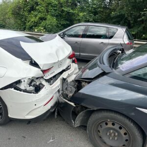 Jan Bendig Instagram - Věc, které jsem se děsil v životě nejvíc, že jsem si ji asi i myšlenkama přivolal. Při cestách na koncerty jsem se vždycky obával autonehody. Možná to nejde tak vidět ale ročně strávím v autě nespočet hodin a v součtu vlastně i spoustu dní. Vždycky mám velkou radost když po koncertním týdnu dorazím domů, obejmu a opusinkuju svojí psí smečku. Včera jsem měl bouračku za kterou jsem naštěstí nemohl já. Ale paní řidička, která v koloně nestihla zabrzdit. Byla to neskutečná rána a velkej šok. I když to z fotek možná nevypadá, tak je moje auto totálně na odpis. Ale čert to vem. Hlavní je, že se mě i paní řidičce a její malé dcerce kromě pár pohmožděnin nic nestalo. Posílám pozitivní energii a lásku všem mým kolegům, kteří za vámi každý týden jezdí stovky kilometrů aby vám svou hudbou udělali úsměv na tváři a to i všem řidičům, kteří díky své práci tráví většinu času na cestách. Až se vám vrátí dnes nebo zítra domů, tak je pevně obejměte a řekněte jim, že je máte rádi. Já jsem šťastnej, že vám tyhle ač smutné řádky můžu psát…protože třeba to mohlo dopadnout hůř…

Važme si každé minuty tady na tomhle světě a lidí s kterými na něm můžeme trávit čas. 🙏🏽❤️