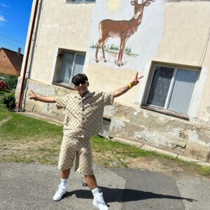 Jan Bendig Instagram - Včera jsem na legendární film “Slunce, Seno…” ☀️🌾🍓 koukal v telce a dnes se s jeho herci setkal osobně na krásném festivalu v Hošticích kde se filmová série odehrává. ❤️🐮 Jaká je vaše nejoblíbenější hláška z filmu? 😀

P.S.: Uhodnete jakou roličku si zahrála ve filmu paní na fotce? 😇

Děkuju @slunceseno.festival 🎬🎥🙏🏽