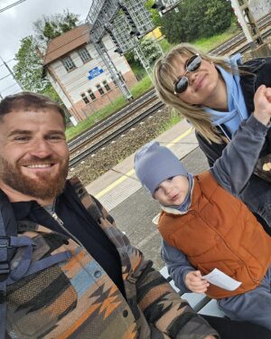 Jan Błachowicz Instagram - Dzień dobry Trójmiasto! 

Człowiek zaplanował fajny dzień dla Juniora, kilka ciekawych atrakcji, ale ten zaciągnął nas na...pociąg. Także jeździmy na trasie Gdynia-Gdańsk. Może jednak uda nam się coś z tej listy zobaczyć 😉

Jutro #KSW94! Na którą walkę czekacie najbardziej? Ja osobiście nie moge się doczekać walki Wrzosek vs Szpilka. To będzie dobra bitka. 
Do zobaczenia w Ergo Arena Gdańsk! Start 19:00.

#LegendaryPolishPower