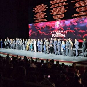 Jan Błachowicz Instagram - "Akademia Pana Kleksa" to coś więcej niż bajka dla dzieci, ale ciepły film o empatii dla wszystkich. 

Młodszych pochłonie magiczny świat. Starszym, wychowanym na poprzedniej wersji, w niejednym momencie zakręci się łezka w oku. Daję słowo, że tym razem nie bałem się podczas „Marszu Wilków” 😉

Dziękuję za zaproszenie @kawul_ksw oraz @tomekwardyn! Gratuluję Wam - stworzyliście film z fajnymi efektami specjalnymi na światowym poziomie! 

To warto zobaczyć w kinie. Polecam. Zwłaszcza każdemu stetryczałemu żeby mógł obudzić w sobie dzieciaka na nowo.

#AkademiaPanaKleksa 🔜 05.01.24