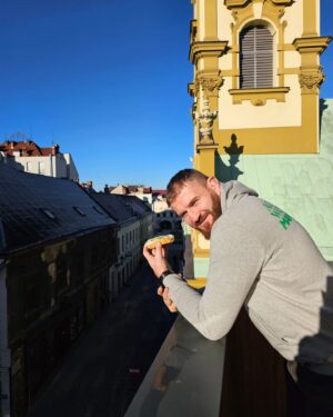 Jan Błachowicz Instagram - 🇵🇱 Dzień dobry z mojego pięknego rodzinnego miasta Cieszyn! 
Na śniadanie wjechały cieszyńskie kanapki 😀 Mój faworyt to te ze śledziem.
Kto próbował? 

Dobrego tygodnia!

🇺🇲 Good morning straight out my beautiful hometown Cieszyn!
For breakfast a local speciality called "cieszyńskie kanapki". 
Had someone a chance to try them? My fav is with herring. 

Have a great week!

#LegendaryPolishPower #Cieszyn #HomeTown