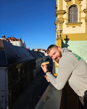 Jan Błachowicz Instagram - 🇵🇱 Dzień dobry z mojego pięknego rodzinnego miasta Cieszyn! 
Na śniadanie wjechały cieszyńskie kanapki 😀 Mój faworyt to te ze śledziem.
Kto próbował? 

Dobrego tygodnia!

🇺🇲 Good morning straight out my beautiful hometown Cieszyn!
For breakfast a local speciality called "cieszyńskie kanapki". 
Had someone a chance to try them? My fav is with herring. 

Have a great week!

#LegendaryPolishPower #Cieszyn #HomeTown