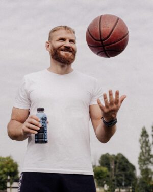 Jan Błachowicz Instagram - Uśmiech to najlepsza broń na trudne czasy :) Razem z moimi Partnerami @gymwater_official i @manto_original przygotowaliśmy zabawę, która pozwoli złapać trochę luzu. Potrzebuję od Was pozytywnej energii :)

Jak dołączyć? Weźcie jedno zdjęć z tej galerii (i tylko niej! / link znajdziecie w bio) i zróbcie z niego mema. Możecie nawiązać do tych kultowych, odnosić się do bajek, filmów, komiksów czy seriali. Technika wykonania jest dowolna: od prostego dodania napisu po bardziej skomplikowane przeróbki graficzne. Wykorzystujcie własne skille graficzne, aplikacje lub AI. Proście o pomoc kumpli i kumpele, siostry i braci. Ogranicza Was tylko wyobraźnia! :)

Do wygrania są trzy zestawy: koszulka i rękawice z moim autografem od @manto_original oraz zapas napojów i bluza od @gymwater_official !

Szczegóły:

Pobierz i przerób wybrane zdjęcie z tego posta;
Zaobserwuj profile @gymwater_official i @manto_original ;
Dodaj swoje dzieło w komentarzu pod tym postem lub wyślij na mail (znajdziesz go w bio);
W jury zasiądę ja, we własnej osobie 😉
