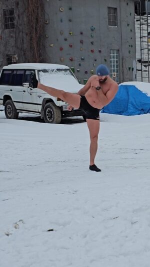 Jan Błachowicz Instagram - 🇺🇲 Winter routine. I love it. Great for keeping your body in a healthy way ✌🏻

🇵🇱 Zimowa rutyna. Świetny sposób na zdrowe ciało. Kocham to!