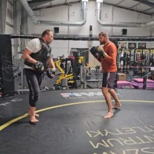 Jan Błachowicz Instagram - 🇵🇱 Prosto z podróży na trening z @robertzlotkowski 👊🏻👊🏻 Weszło dobrzeee. Dzięki Trenerze!

🇺🇲 Straight out of the plane to pads with @robertzlotkowski 👊🏻👊🏻 That was a goood session. Thanks coach!

#LegendaryPolishPower