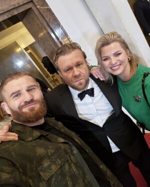 Jan Błachowicz Instagram - "Akademia Pana Kleksa" to coś więcej niż bajka dla dzieci, ale ciepły film o empatii dla wszystkich. 

Młodszych pochłonie magiczny świat. Starszym, wychowanym na poprzedniej wersji, w niejednym momencie zakręci się łezka w oku. Daję słowo, że tym razem nie bałem się podczas „Marszu Wilków” 😉

Dziękuję za zaproszenie @kawul_ksw oraz @tomekwardyn! Gratuluję Wam - stworzyliście film z fajnymi efektami specjalnymi na światowym poziomie! 

To warto zobaczyć w kinie. Polecam. Zwłaszcza każdemu stetryczałemu żeby mógł obudzić w sobie dzieciaka na nowo.

#AkademiaPanaKleksa 🔜 05.01.24