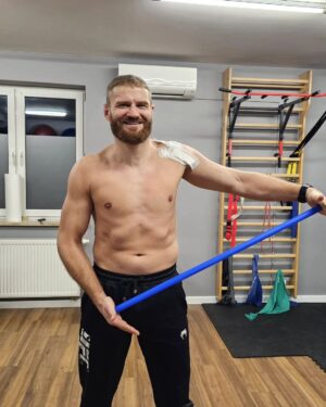 Jan Błachowicz Instagram - 🇺🇲 Stitches are off! Finally I can start my rehabilitation.
In March the right shoulder goes under the knife.

New Year, new me! Literally lol

🇵🇱 Szwy zdjęte! W końcu mogę zacząć rehabilitację. Zawsze wierny fachowcom z @rehabilitacjalomianki 🙏🏻
W marcu drugi bark idzie pod nóż.

Nowy Rok, nowy ja. Dosłownie haha

#HealingProcess