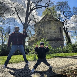 Jan Błachowicz Instagram - 🇵🇱 My znowu na rejonie. Sprawdzamy dalej teren.
Taka ciekawostka - to co widzicie w tle znajdziecie na odwrocie banknotu 20-złotowego - Rotunda z Góry Zamkowej w Cieszynie 😎

🇺🇲 Here we are again! With my best mate we continue checking the neighborhood ✌🏻

#LegendaryPolishPower #TheLegacy