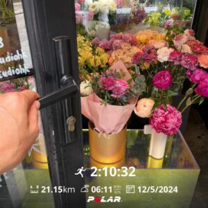 Jan Lam Hoi-Fung Instagram - 細個弗到你屎忽開花，
大個你送佢一束鮮花！