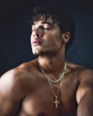 Jan Luis Castellanos Instagram - 🖤