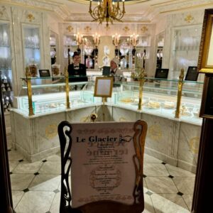 Jan Punčochář Instagram - Tohle si sem odložím, jelikož to byla veliká nádhera! Před časem jsem navštívil skvělou restauraci @lesgrandsbuffets ve Francii a musím říct,  že tolik dobrého jídla pohromadě jsem dlouho neviděl. Moje dieta šla na chvilku stranou a já se ocilt v ráji🙏🥂 Znáte? Byli jste někdo? #janpuncochar #janpuncocharchef