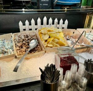 Jan Punčochář Instagram - Tohle si sem odložím, jelikož to byla veliká nádhera! Před časem jsem navštívil skvělou restauraci @lesgrandsbuffets ve Francii a musím říct,  že tolik dobrého jídla pohromadě jsem dlouho neviděl. Moje dieta šla na chvilku stranou a já se ocilt v ráji🙏🥂 Znáte? Byli jste někdo? #janpuncochar #janpuncocharchef