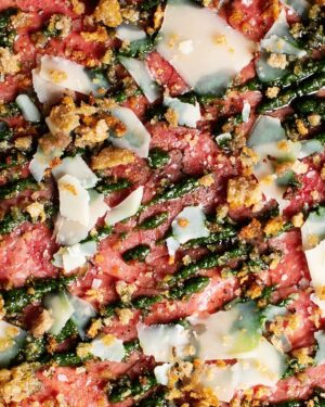 Jan Punčochář Instagram - Ta naše masíčka. Kdo se do nich zamiloval stejně jako my? 

Marinované hovězí maso, pesto z medvědího česneku, parmezán a žitný crumble 🫰

#umatejerestaurant