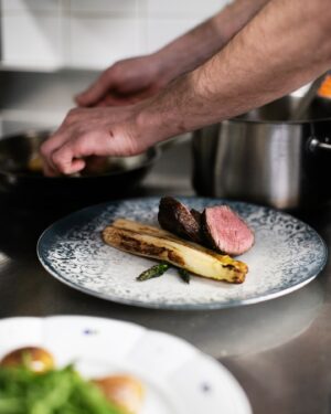 Jan Punčochář Instagram - Dostali jste chuť na kus šťavnatého steaku? 🥩🤩 Náš rump steak s chřestem a bramborami „Grenaille“, které jsme doplnili oblíbenou pepřovou omáčkou, umí ukonejšit takové chutě naprosto bravurně. 

Jakou přípravu máte nejraději? 🥩

#umatejerestaurant