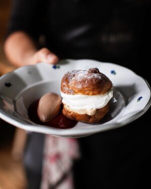 Jan Punčochář Instagram - Jen tak trochu sladké? 😍

Přesně takové chutě umí perfektně zahnat profiterolka plněná nadýchanou šlehačkou a kávovým krémem. Maliny a čokoládová zmrzlina dodají jarní svěžest. 

#umatejerestaurant