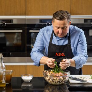 Jan Punčochář Instagram - Velikonoce jsou v plném proudu, a tak si zkuste uvařit skvělé jarní jídlo z králičích stehen, které budete plnit nádivkou z aromatického medvědího česneku. Spolu s @aeg.cz  jsme přichystali recept, kde můžete využít parní troubu a režim Sous-Vide, jelikož takto připravené maso bude výborně chutnat a zachová si své výživové hodnoty. Já, díky mé vychytávce v podobě vakuovací přihrádky, tuto metodu používám často a rád. Přihrádka se navíc hodí i při dalším uchovávání surovin, které se díky vakuu udrží v perfektní kondici delší čas. #spoluprace #AEGCZ #vartejakoprofesional #janpuncochar #janpuncocharchef

Králičí stehna s jarní nádivkou s medvědím česnekem
 
4 ks králičích stehen
sůl, pepř
40 g šalvěje
50 g olivového oleje, nebo másla
6 ks housek nebo rohlíků
500 g vnitřností z králíka
200 g másla
100 g petržele (lze použít i medvědí česnek)
100 ml mléka
8 ks vajec
 
Králičí stehna nasolíme, opepříme a přidáme šalvěj. Vložíme do vakuovacího sáčku a přidáme olivový olej. Dáme do trouby na režim Sous-Vide a vaříme na 75 °C 2 hodiny.
Po uvaření králíka vyndáme z vakuovacího sáčku, vložíme do pekáče a necháme dopéct na 180 °C 40 minut, dokud nezíská zlatavou barvu.
Vnitřnosti z králíka očistíme, játra dáme zvlášť a ostatní vnitřnosti vaříme doměkka. Housky nakrájíme na kostičky, přidáme nakrájené vnitřnosti, syrová ochucená játra, rozpuštěné máslo a petržel či nasekaný medvědí česnek (nebo obojí). Připravenou směs zalijeme mlékem a přidáme 8 žloutků a našlehaný sníh z 8 bílků. Hotovou nádivku naneseme na králičí stehna a pečeme na 170 °C asi hodinu. Jako příloha je vhodná pečená zelenina.
