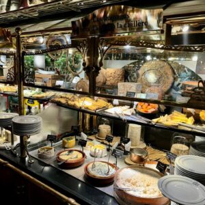 Jan Punčochář Instagram - Tohle si sem odložím, jelikož to byla veliká nádhera! Před časem jsem navštívil skvělou restauraci @lesgrandsbuffets ve Francii a musím říct,  že tolik dobrého jídla pohromadě jsem dlouho neviděl. Moje dieta šla na chvilku stranou a já se ocilt v ráji🙏🥂 Znáte? Byli jste někdo? #janpuncochar #janpuncocharchef