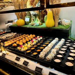 Jan Punčochář Instagram - Tohle si sem odložím, jelikož to byla veliká nádhera! Před časem jsem navštívil skvělou restauraci @lesgrandsbuffets ve Francii a musím říct,  že tolik dobrého jídla pohromadě jsem dlouho neviděl. Moje dieta šla na chvilku stranou a já se ocilt v ráji🙏🥂 Znáte? Byli jste někdo? #janpuncochar #janpuncocharchef
