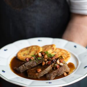 Jan Punčochář Instagram - Pečený jelení krk s brusinkovou omáčkou a bramborovými plackami, geniální kombinace od nás @u_mateje_restaurant . Recept i na tohle jídlo najdete v mojí nové kuchařce, která vyšla u @sulcsvarc . A vy, kdo ji už máte - co už jste podle ní uvařili? #jakvarimeumateje #janpuncochar #janpuncocharchef foto by @renatamuchova_