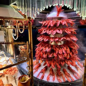 Jan Punčochář Instagram - Tohle si sem odložím, jelikož to byla veliká nádhera! Před časem jsem navštívil skvělou restauraci @lesgrandsbuffets ve Francii a musím říct,  že tolik dobrého jídla pohromadě jsem dlouho neviděl. Moje dieta šla na chvilku stranou a já se ocilt v ráji🙏🥂 Znáte? Byli jste někdo? #janpuncochar #janpuncocharchef